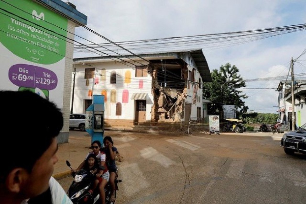 8 büyüklüğündeki deprem halkı sokaklara döktü 4