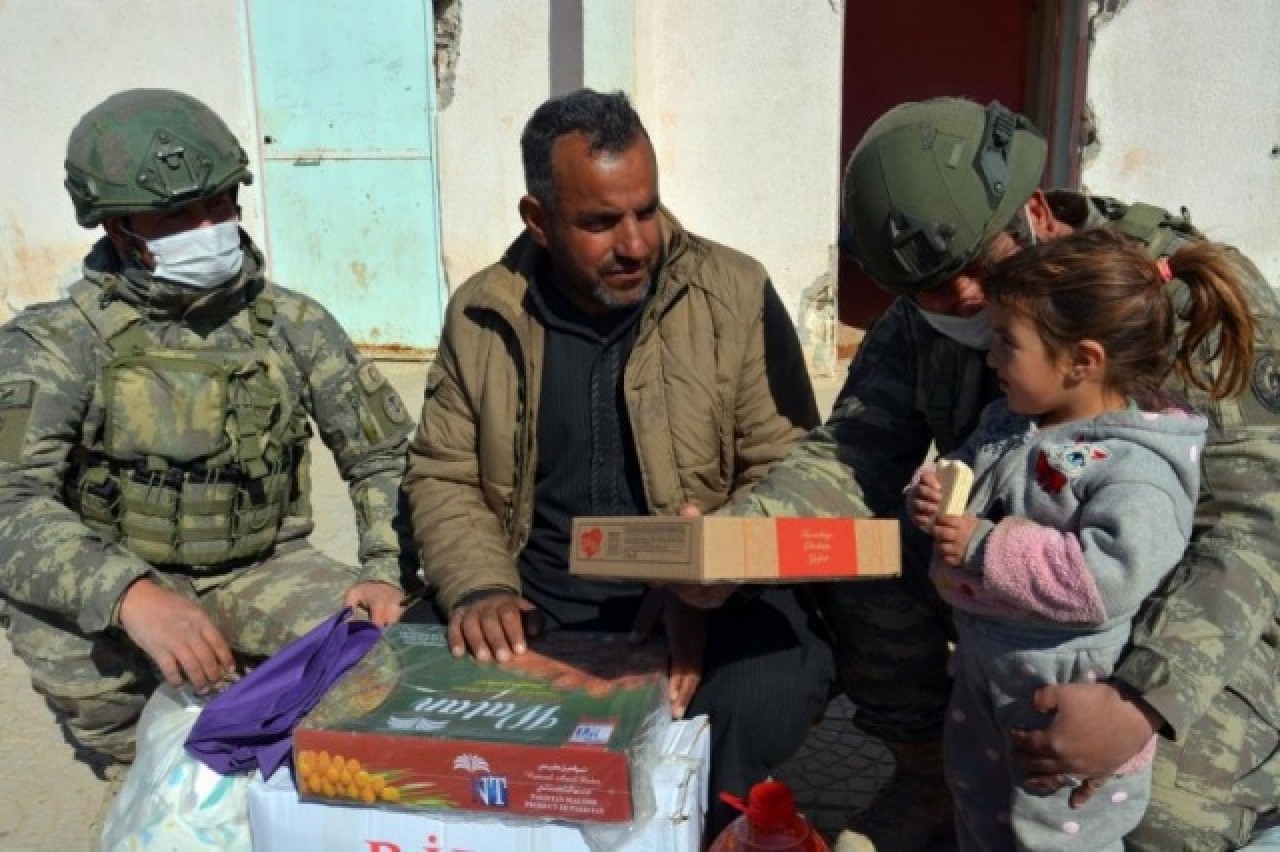 Mehmetçik Resulayn'daki çocuklara yardım dağıttı 13