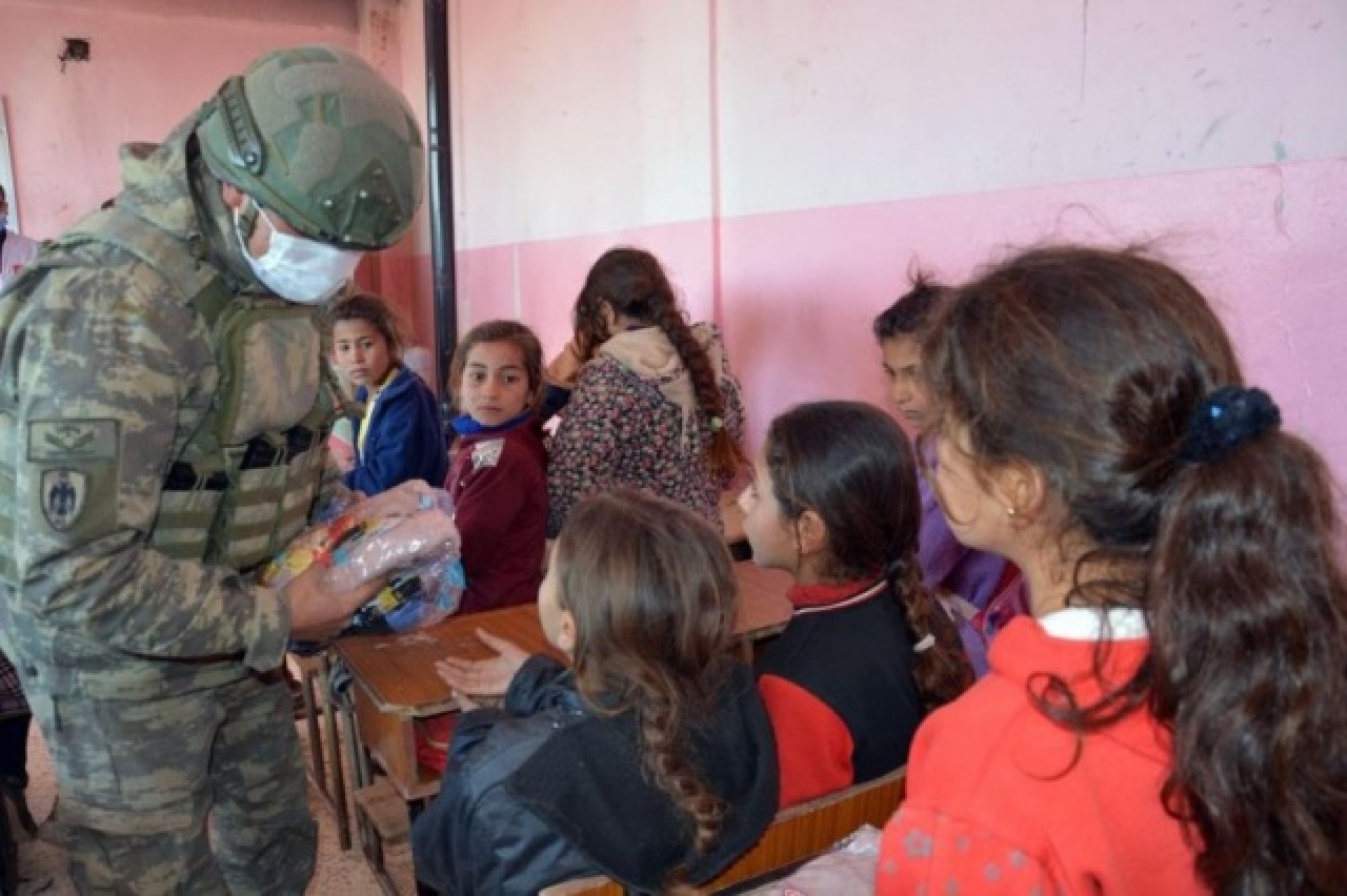 Mehmetçik Resulayn'daki çocuklara yardım dağıttı 10