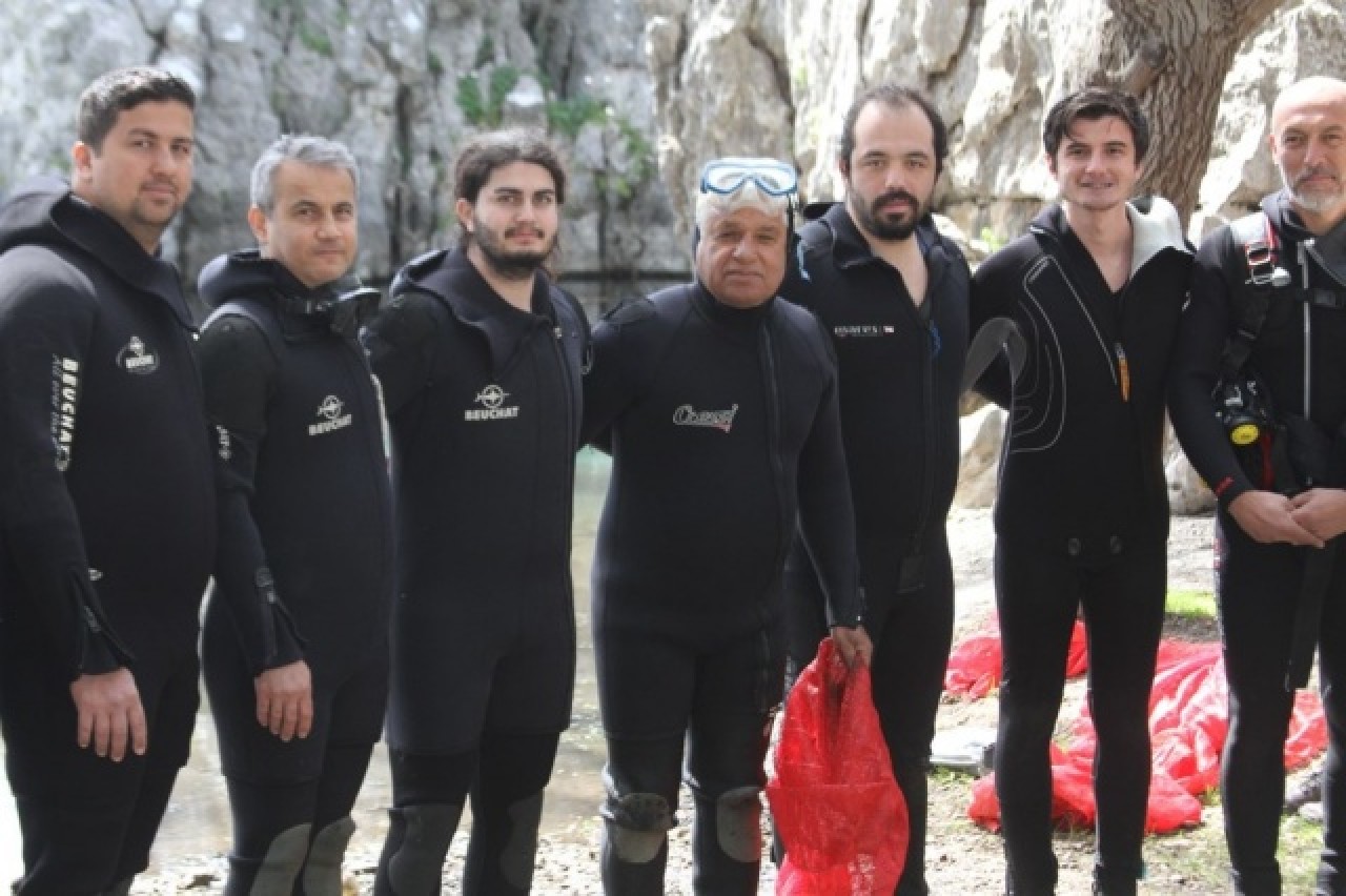 Antalyalı dalgıçlar suyun gözüne daldılar 6