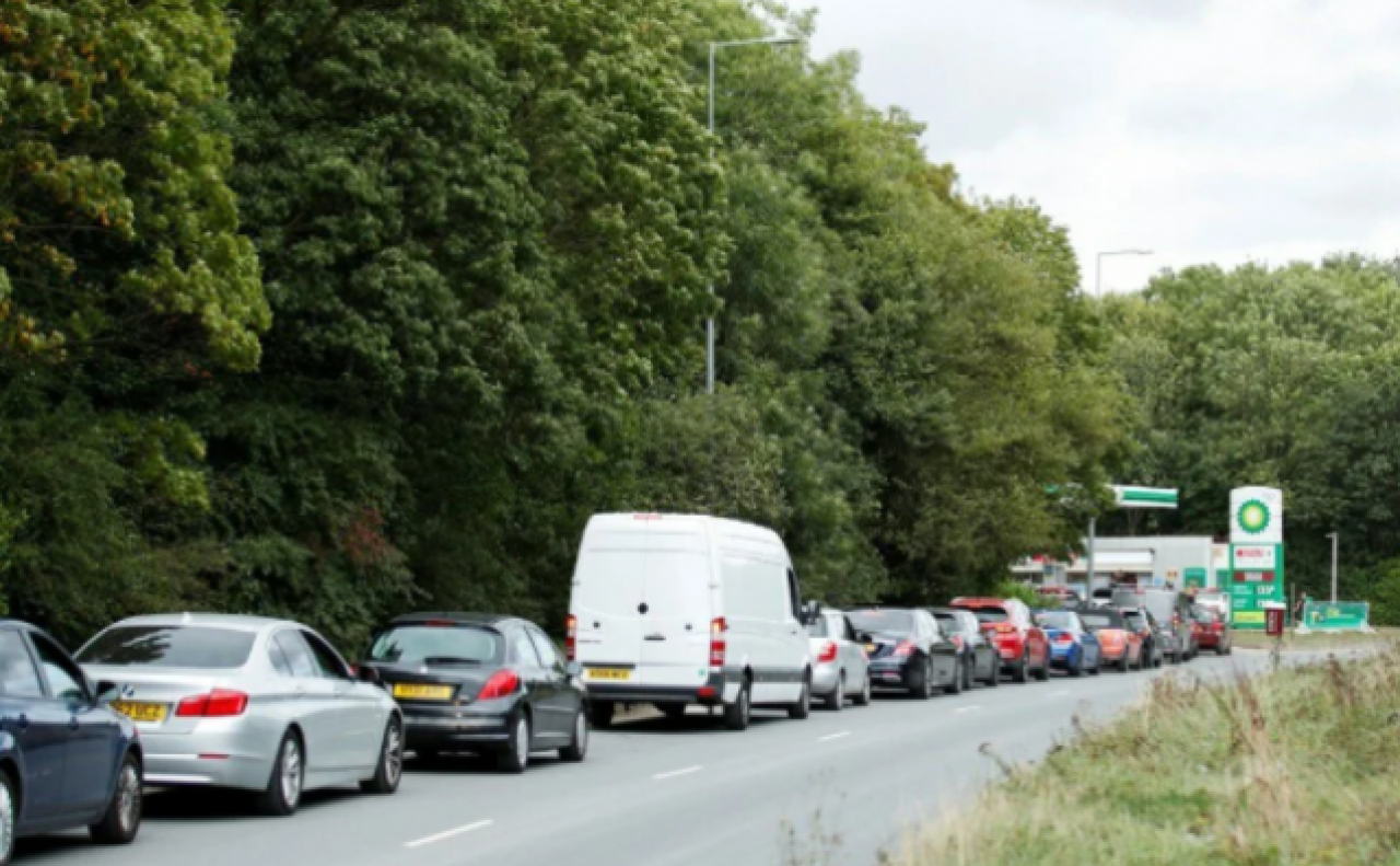 İngiltere'de petrol krizi devam ediyor: Sürücüler arasında bıçaklı kavga 3