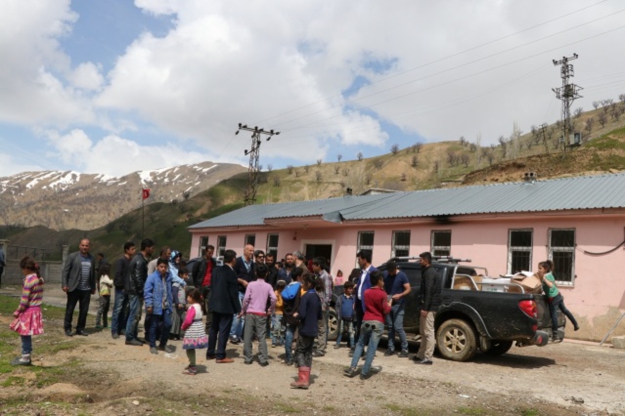 Dağları aşıp ulaştıkları köyde yüzleri güldürdüler 3