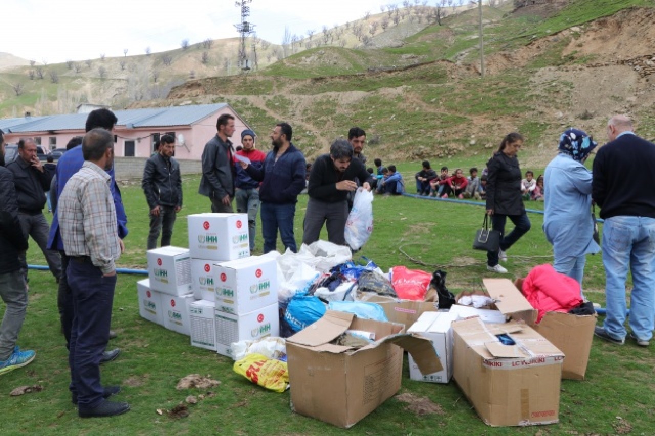Dağları aşıp ulaştıkları köyde yüzleri güldürdüler 5