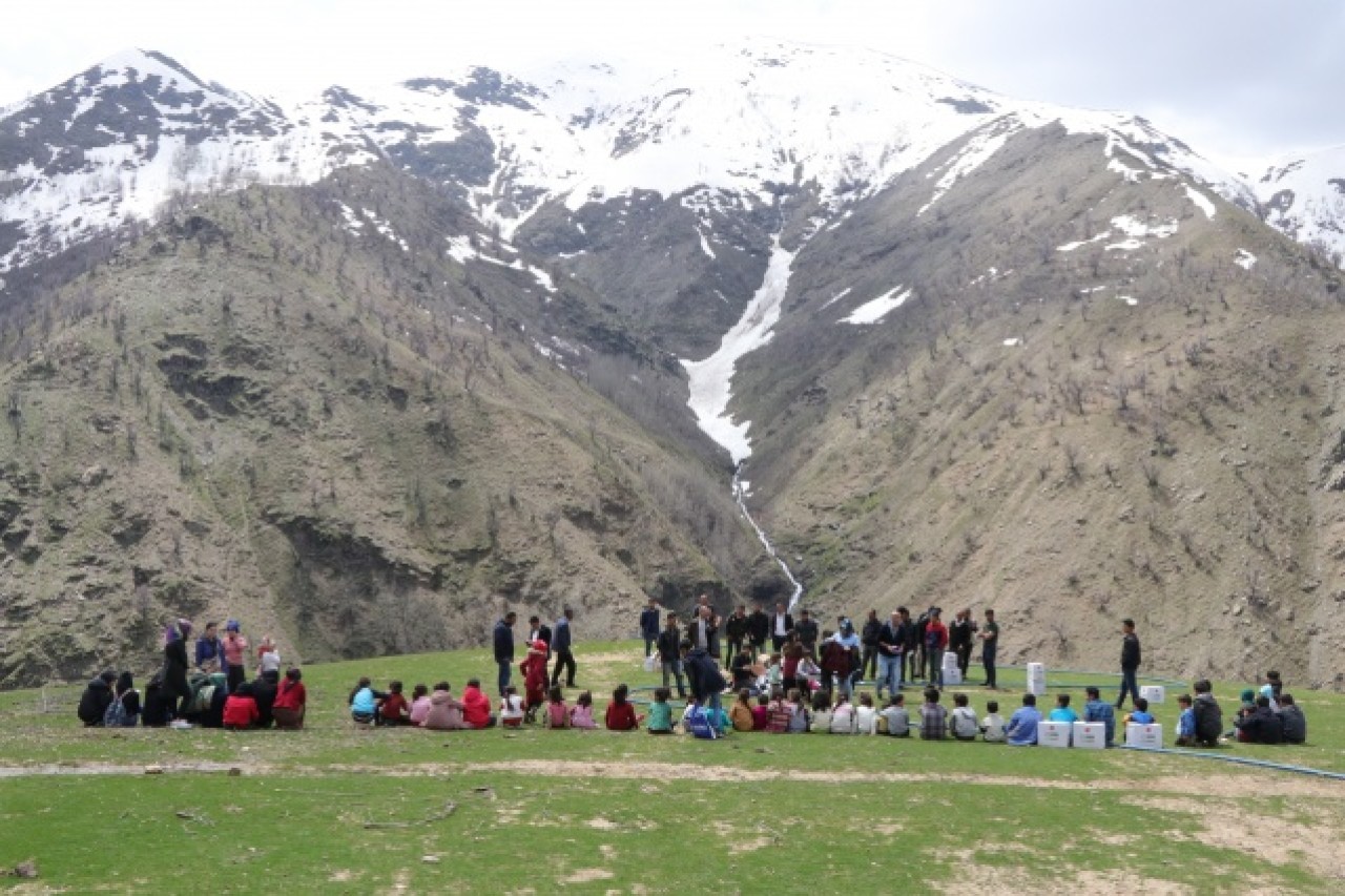 Dağları aşıp ulaştıkları köyde yüzleri güldürdüler 7