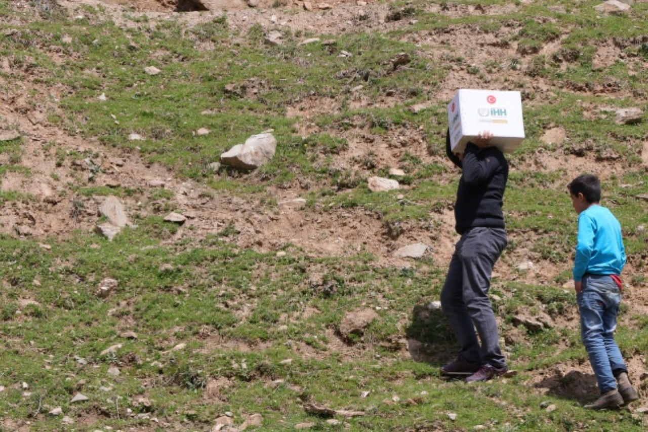 Dağları aşıp ulaştıkları köyde yüzleri güldürdüler 10