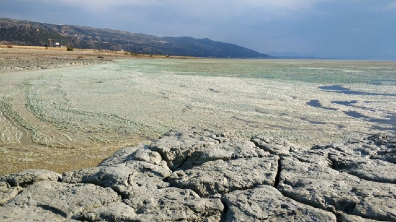 Burdur Gölü'nün rengi değişti 11