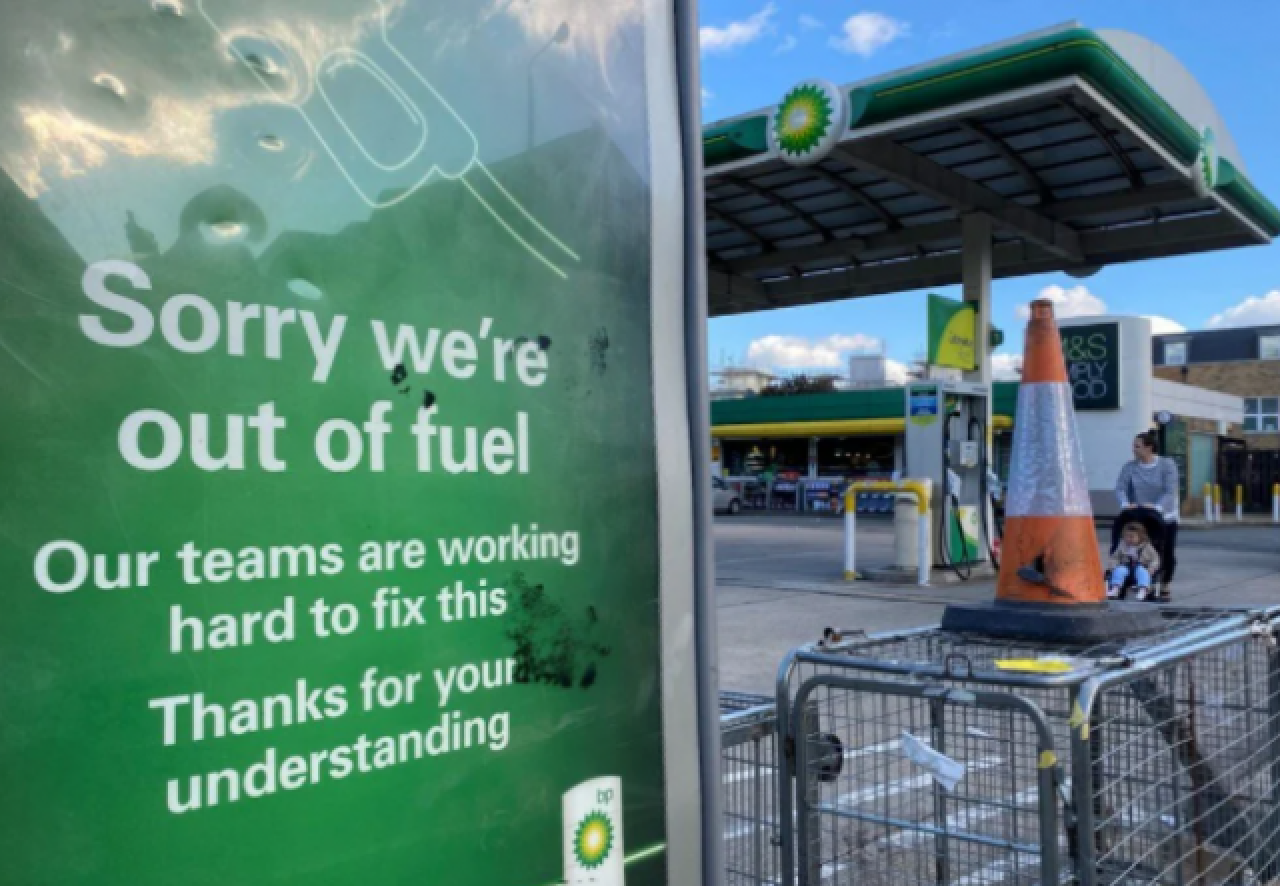 İngiltere'de petrol krizi devam ediyor: Sürücüler arasında bıçaklı kavga 11