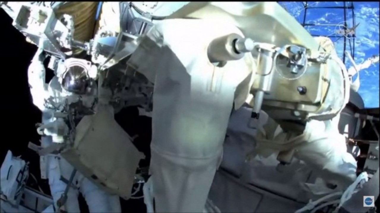 Astronotların 6 saatlik uzay yürüyüşü tamamlandı: Nefes kesen kareler 6