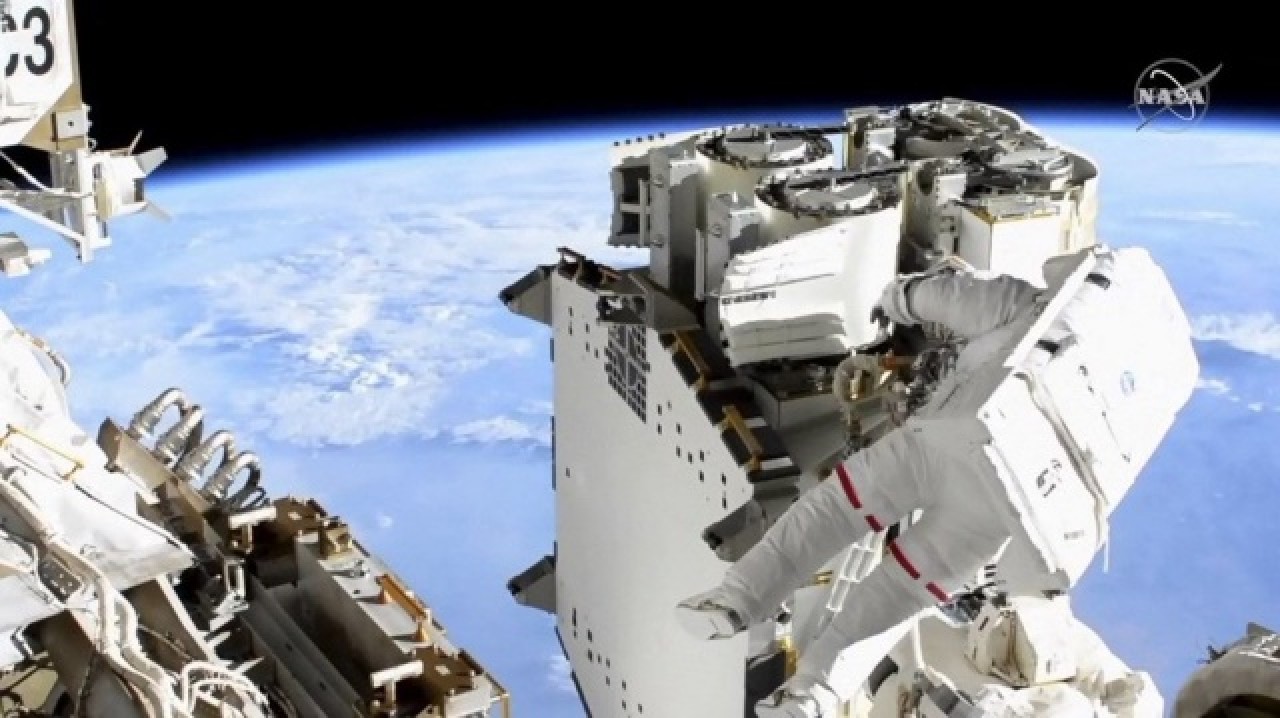Astronotların 6 saatlik uzay yürüyüşü tamamlandı: Nefes kesen kareler 9