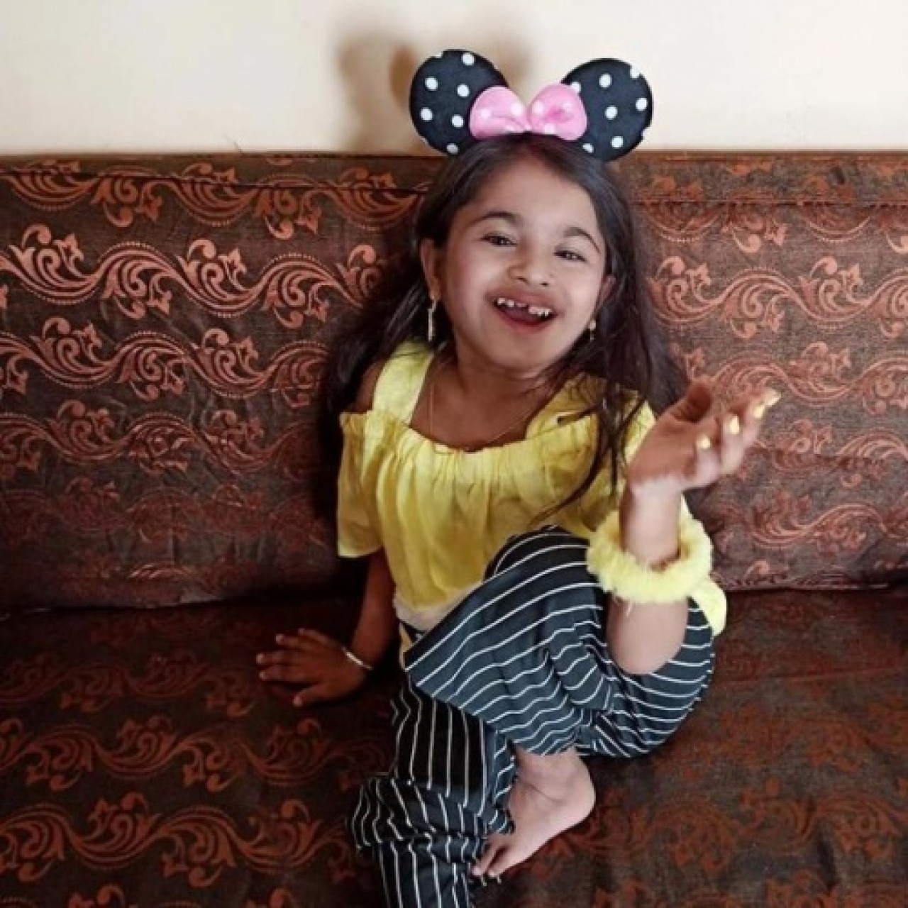 19 yaşında olmasına rağmen hastalığı sebebiyle küçük bir kız çocuğu gibi görünen Aboli Jarit,  görenleri şaşırtıyor 1