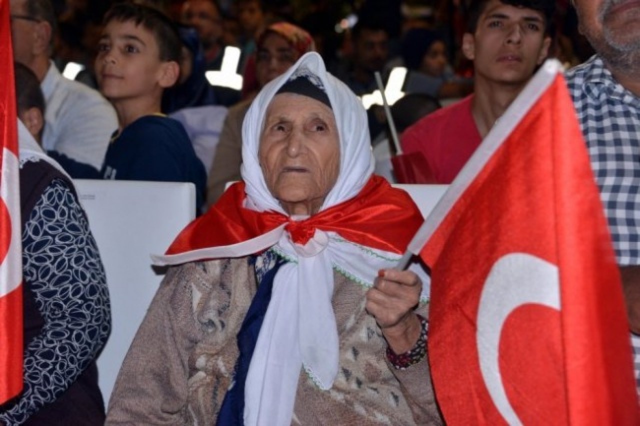 106 yaşında demokrasi nöbetine katıldı 1
