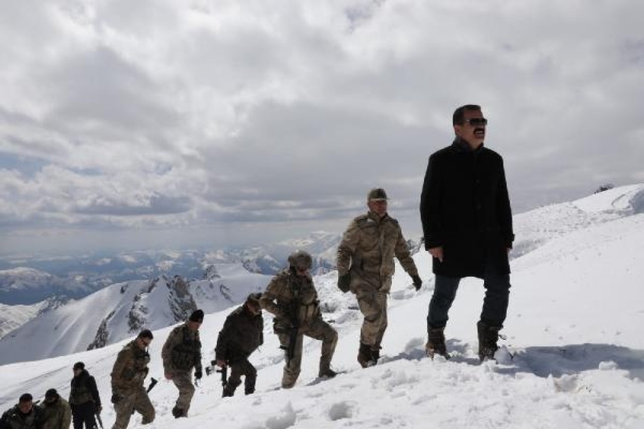 Vali Akbıyık,  sınırdaki askeri üs bölgeleri ziyaret etti 2