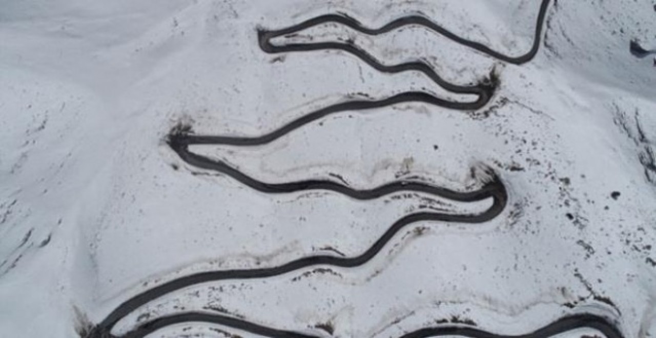 Yılan gibi kıvrılıyor: Doğu'nun zorlu geçidine giden yoldan geçmek yürek istiyor 1