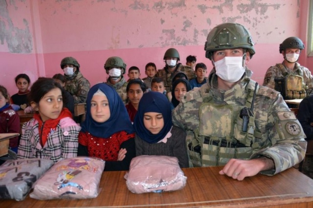 Mehmetçik Resulayn'daki çocuklara yardım dağıttı 1