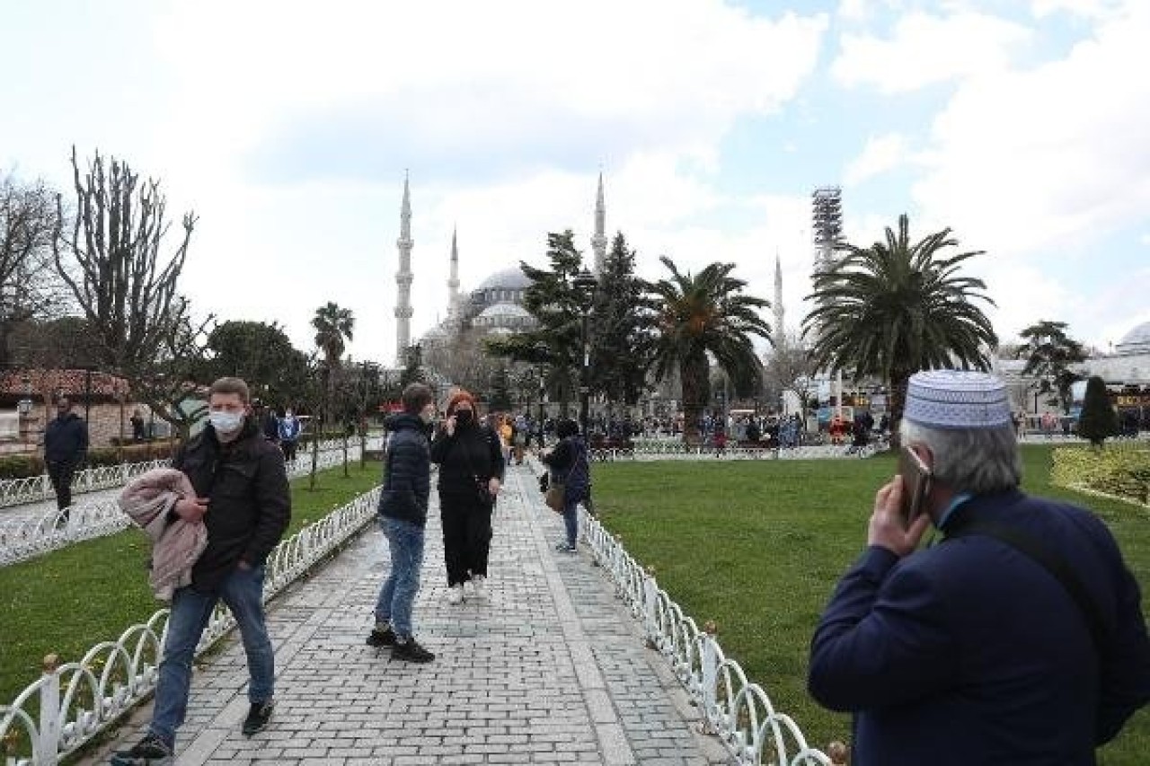 Sultahahmet'te turist yoğunluğu: Sosyal mesafeyi hiçe saydılar... 1