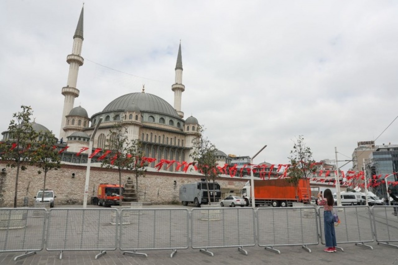 Taksim Camii ibadete açıldı 1