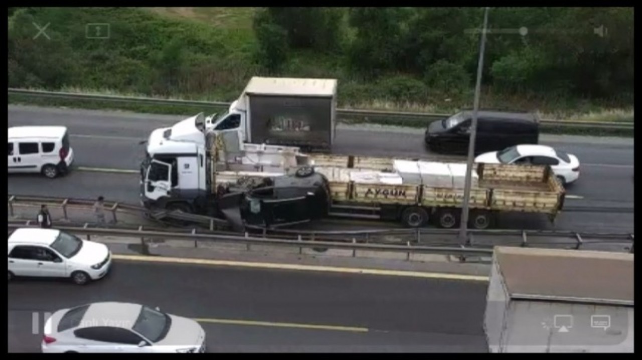 TEM'de feci kaza: TIR ile bariyer arasında sıkıştı 3