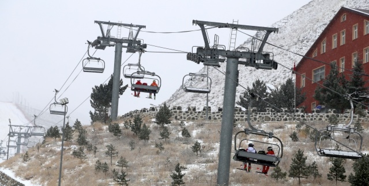 Palandöken'de kar yağışı altında kayak heyecanı 9