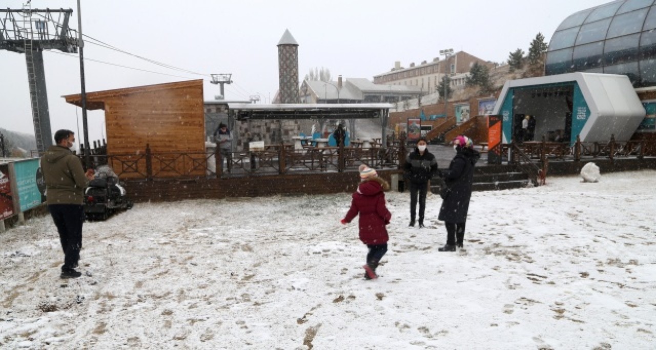Palandöken'de kar yağışı altında kayak heyecanı 10