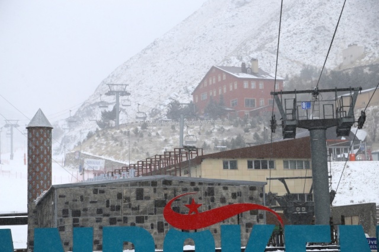 Palandöken'de kar yağışı altında kayak heyecanı 12