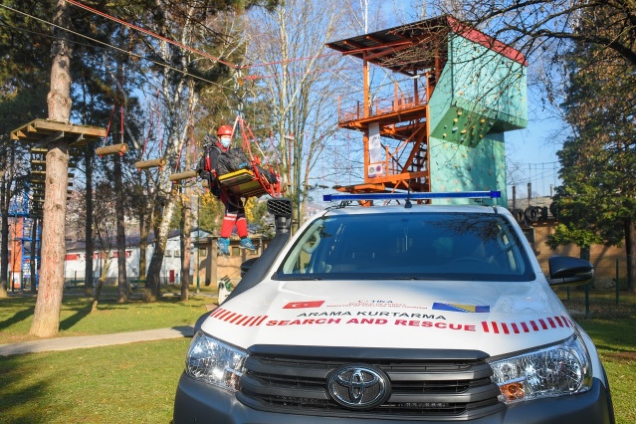 TİKA,  Bosna Hersek'teki arama kurtarma ekibine arazi aracı desteği sağladı 8