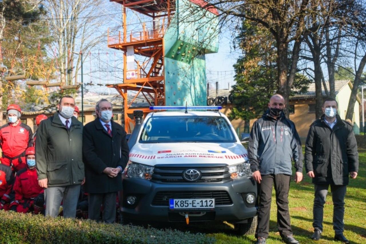 TİKA,  Bosna Hersek'teki arama kurtarma ekibine arazi aracı desteği sağladı 11
