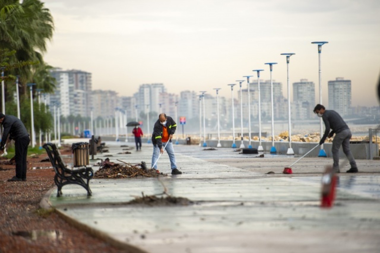 Mersin'de sağanak ve fırtınanın zarar verdiği bölgelerde hasar tespiti yapılıyor 2