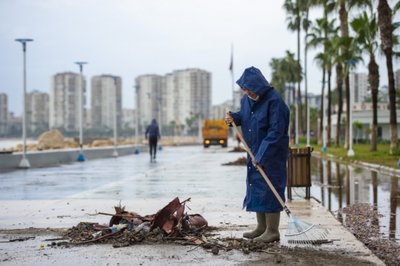 Mersin'de sağanak ve fırtınanın zarar verdiği bölgelerde hasar tespiti yapılıyor 5