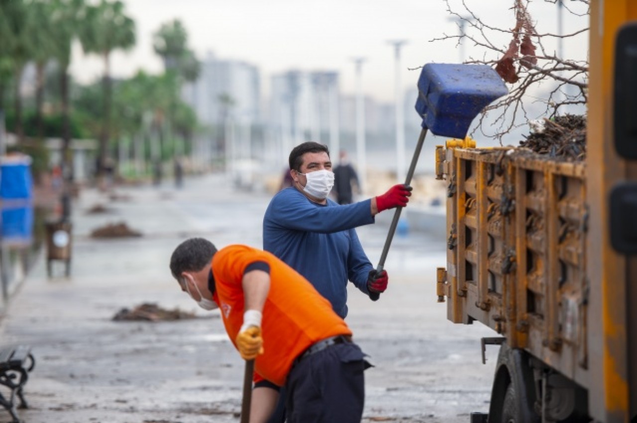 Mersin'de sağanak ve fırtınanın zarar verdiği bölgelerde hasar tespiti yapılıyor 1