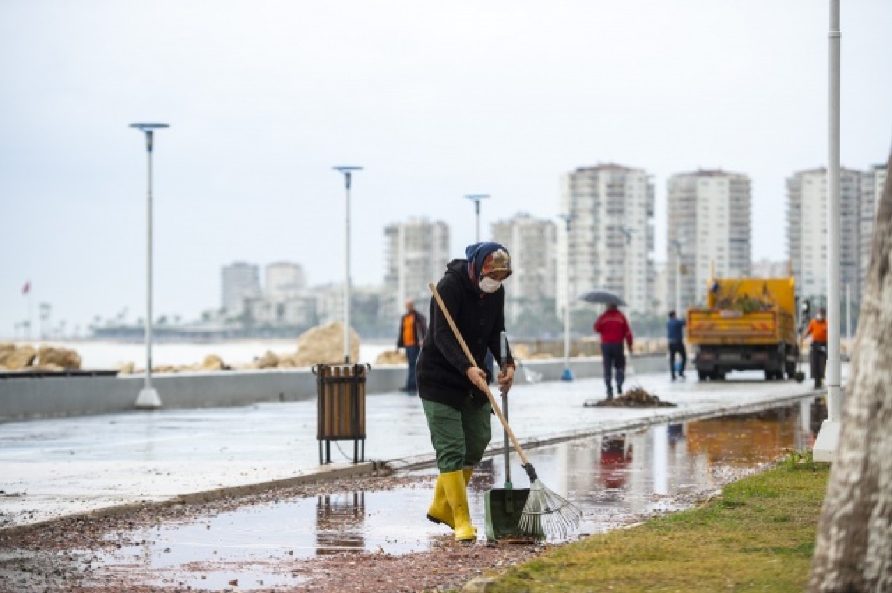 Mersin'de sağanak ve fırtınanın zarar verdiği bölgelerde hasar tespiti yapılıyor 3