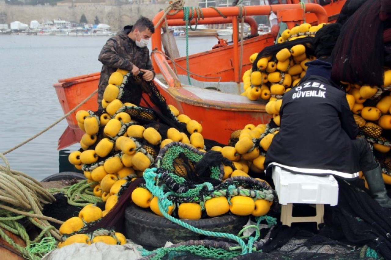 Karadeniz'de balıkçılar ağları "hamsi" için onarıyor 11
