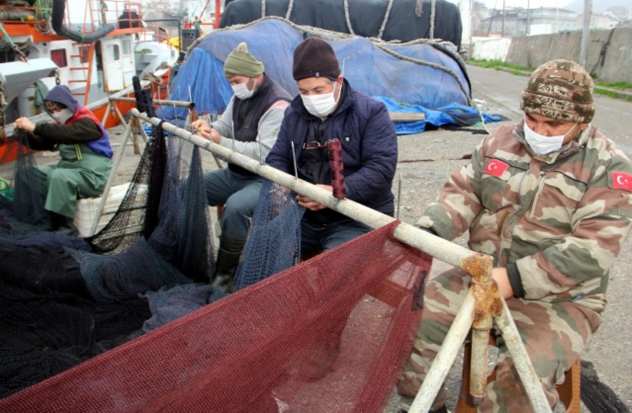 Karadeniz'de balıkçılar ağları "hamsi" için onarıyor 9
