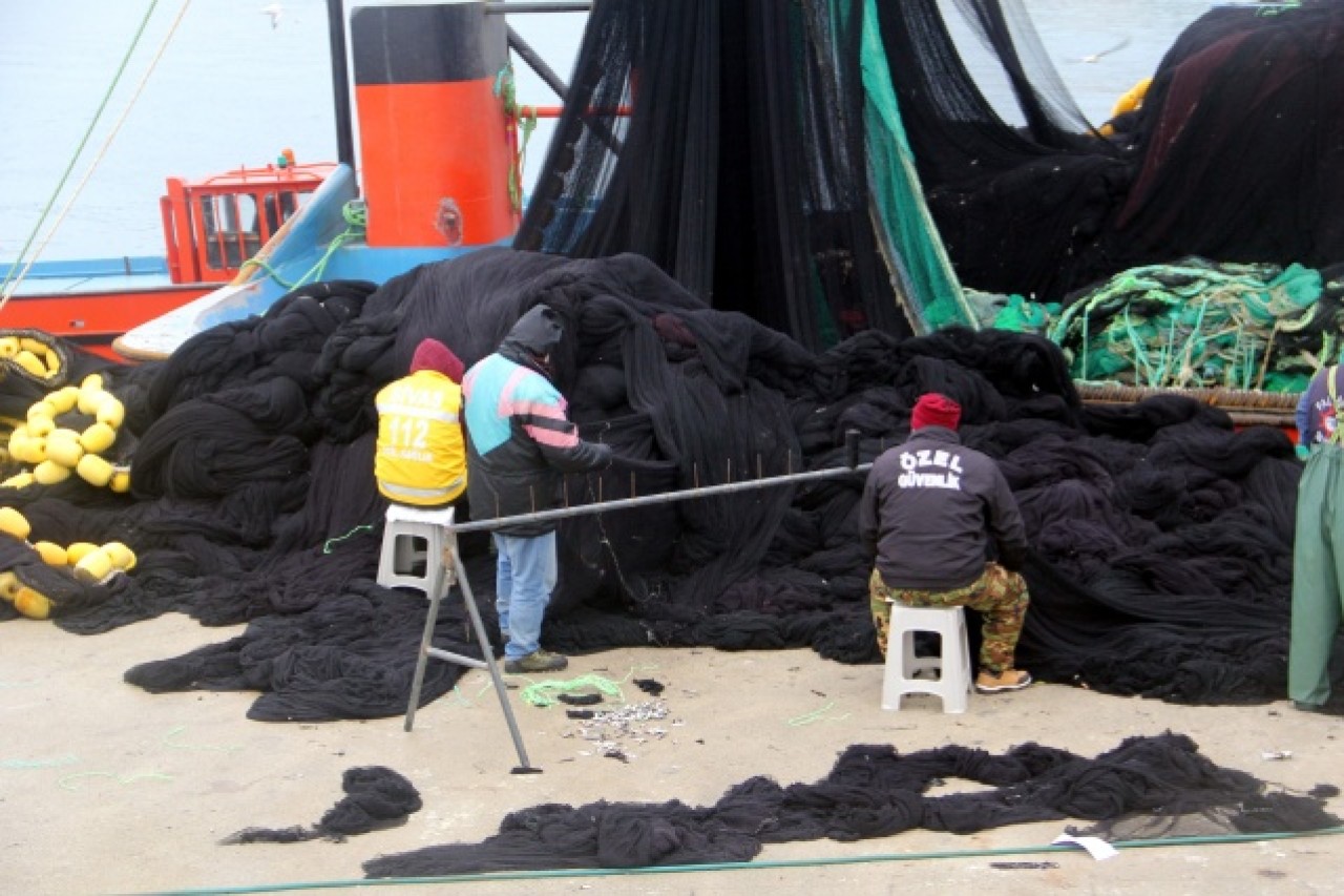 Karadeniz'de balıkçılar ağları "hamsi" için onarıyor 12