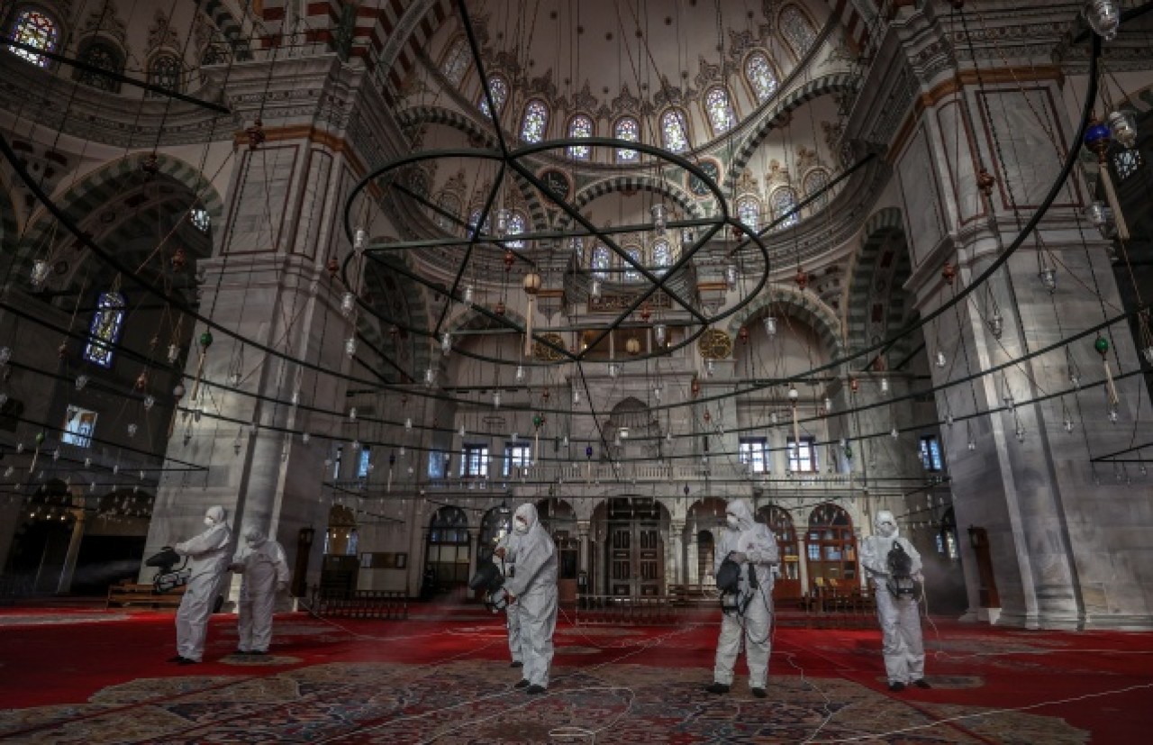 Fatih'teki camiler dezenfekte ediliyor 22