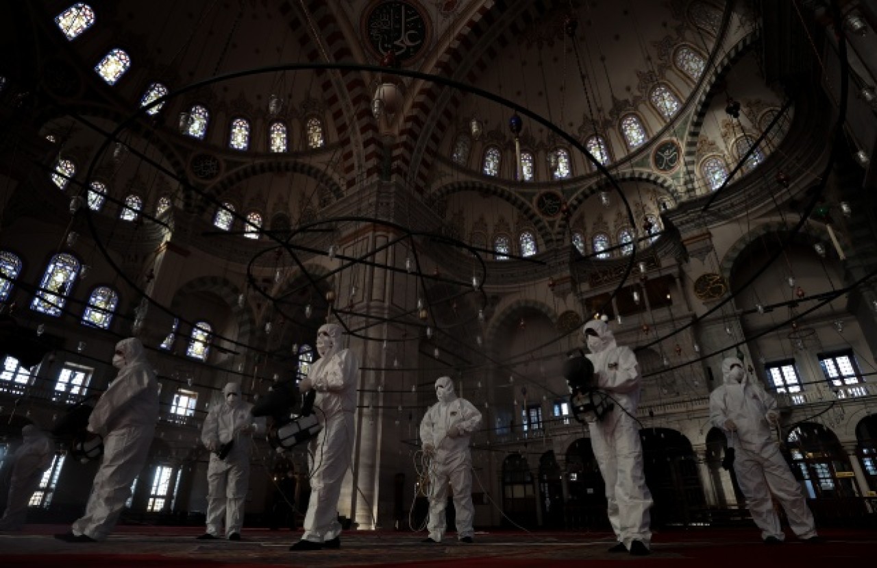 Fatih'teki camiler dezenfekte ediliyor 14