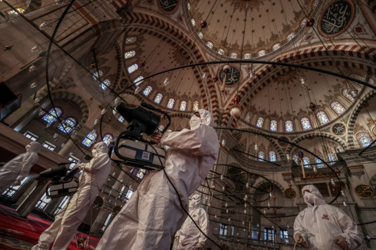 Fatih'teki camiler dezenfekte ediliyor 25