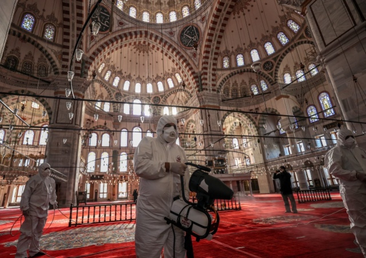 Fatih'teki camiler dezenfekte ediliyor 26