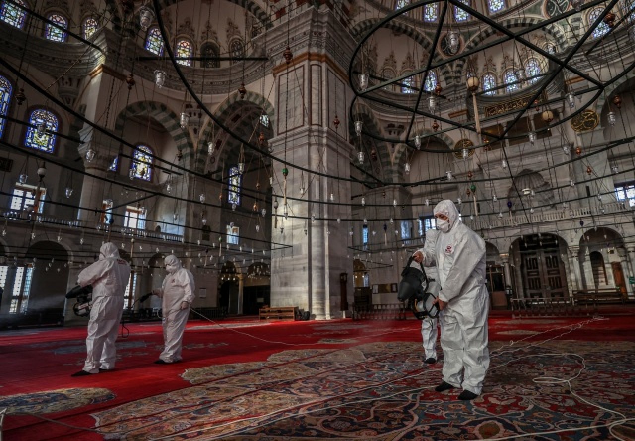 Fatih'teki camiler dezenfekte ediliyor 19