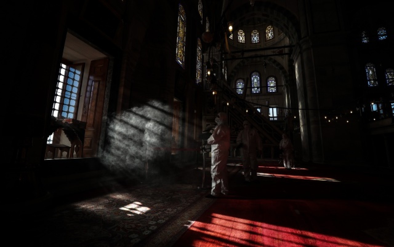 Fatih'teki camiler dezenfekte ediliyor 8