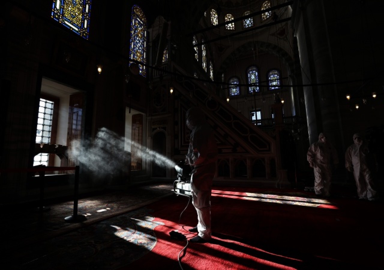 Fatih'teki camiler dezenfekte ediliyor 11