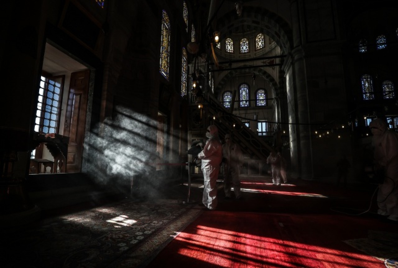 Fatih'teki camiler dezenfekte ediliyor 15
