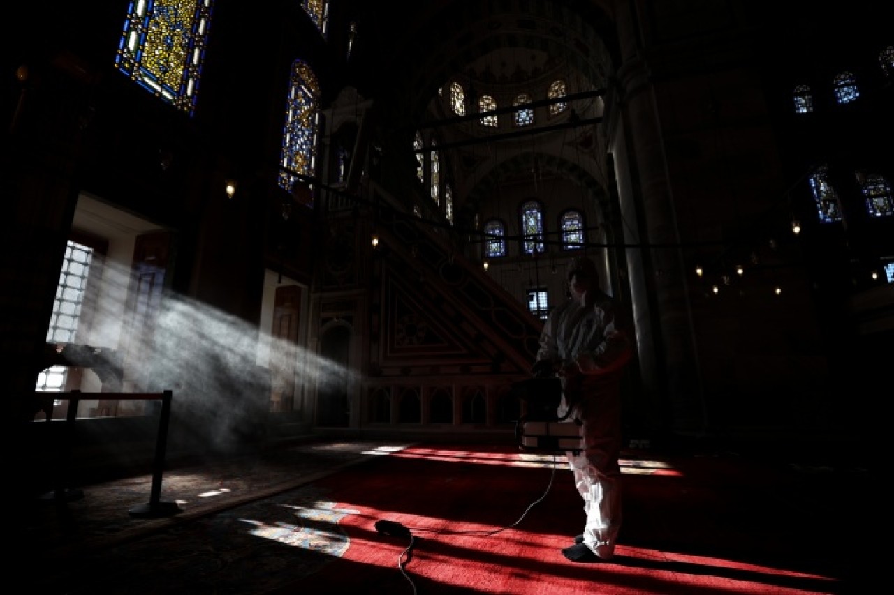 Fatih'teki camiler dezenfekte ediliyor 7