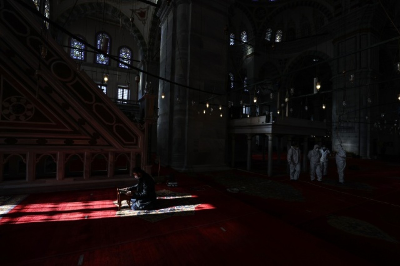 Fatih'teki camiler dezenfekte ediliyor 9