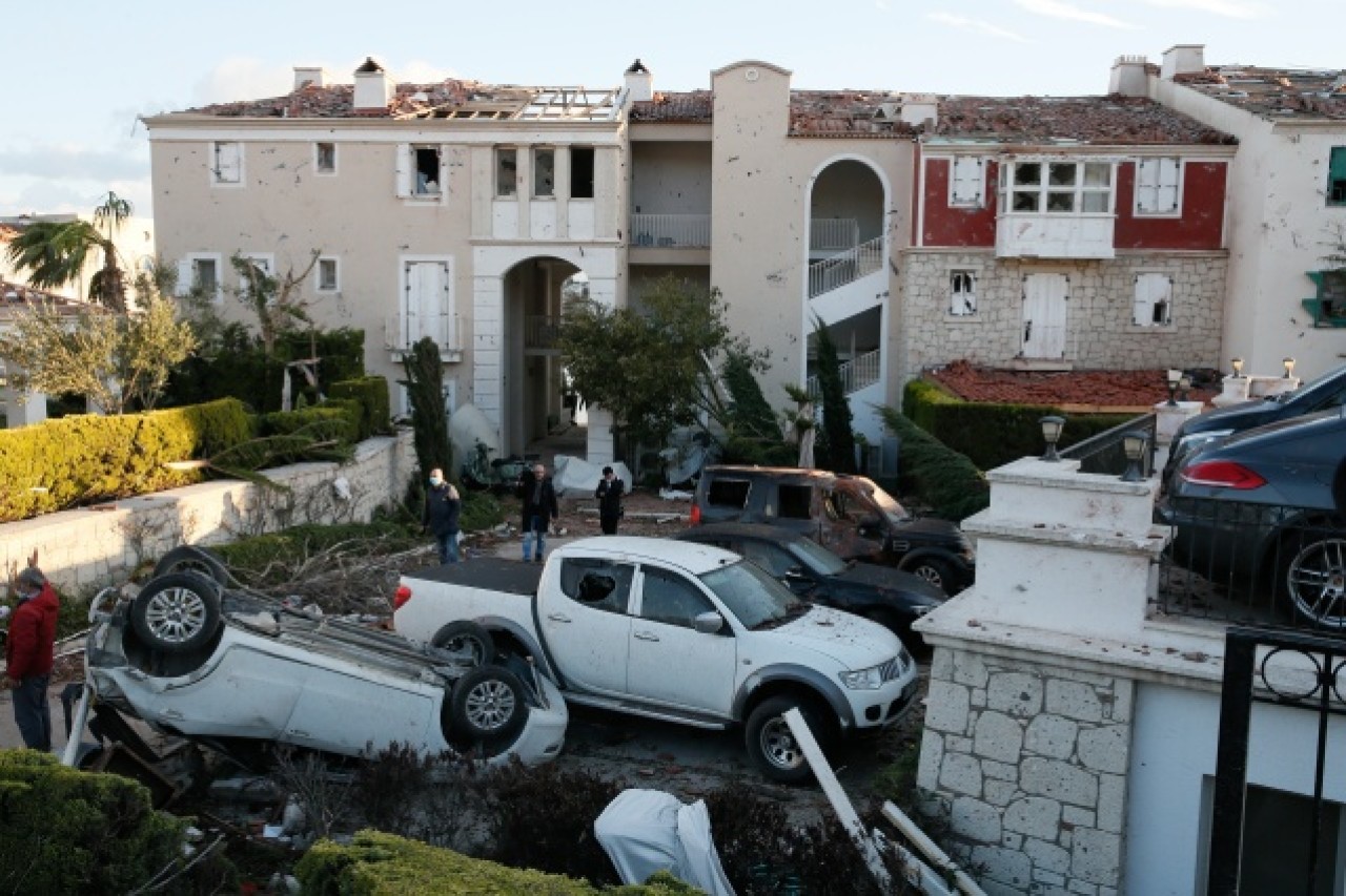 İzmir'de hortumun verdiği hasar gün aydınlanınca ortaya çıktı 13