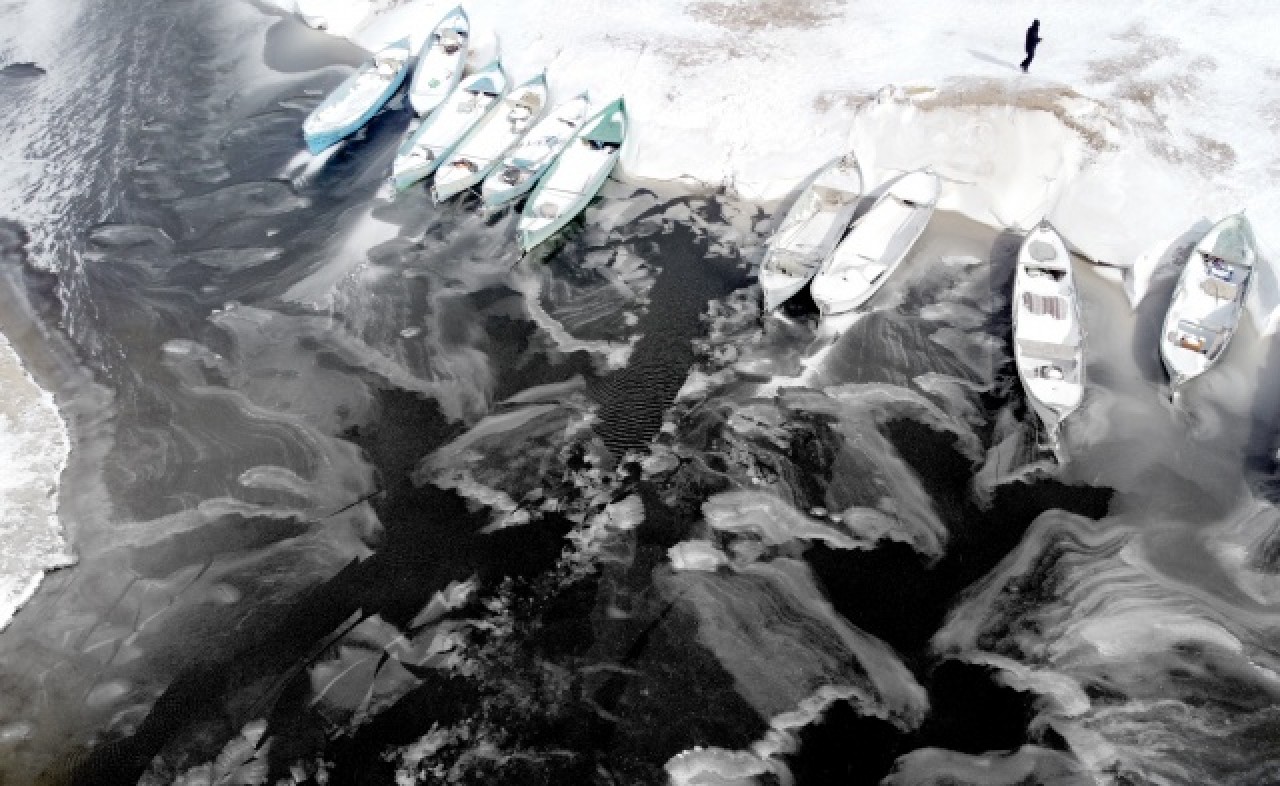 Türkiye'nin en büyük tatlı su gölü buz tuttu 7