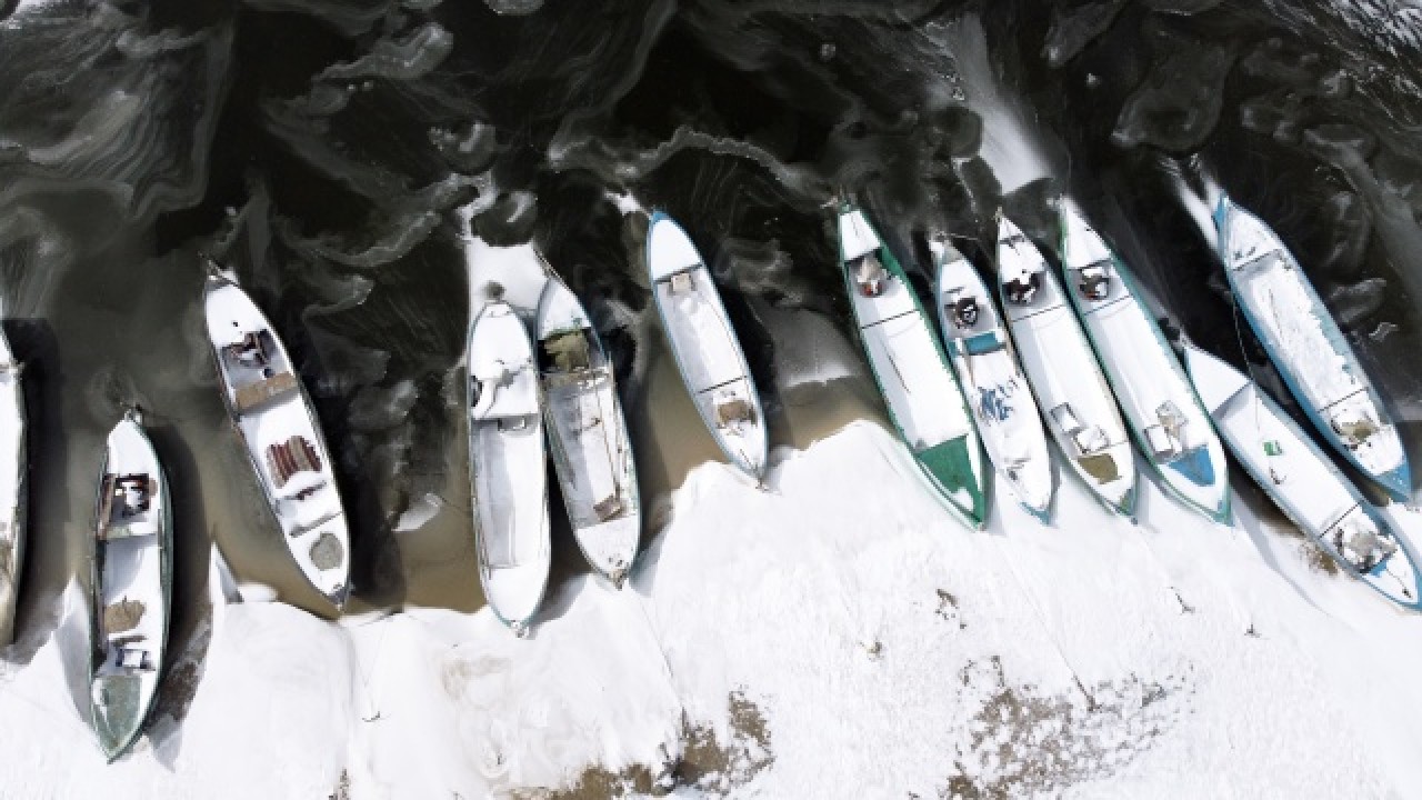 Türkiye'nin en büyük tatlı su gölü buz tuttu 16