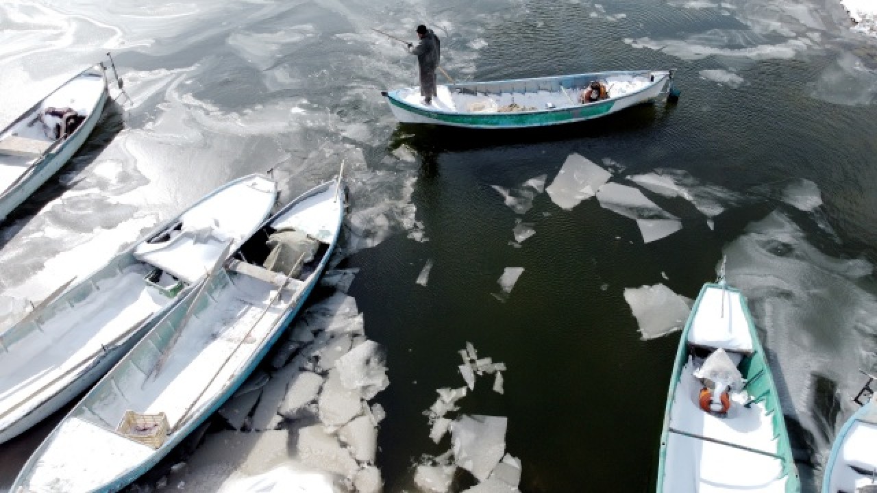 Türkiye'nin en büyük tatlı su gölü buz tuttu 21