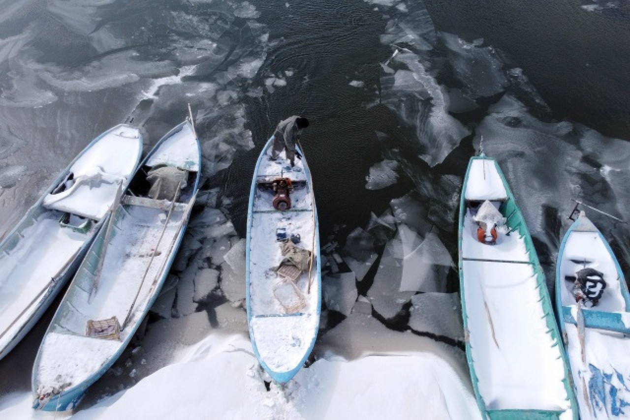 Türkiye'nin en büyük tatlı su gölü buz tuttu 17