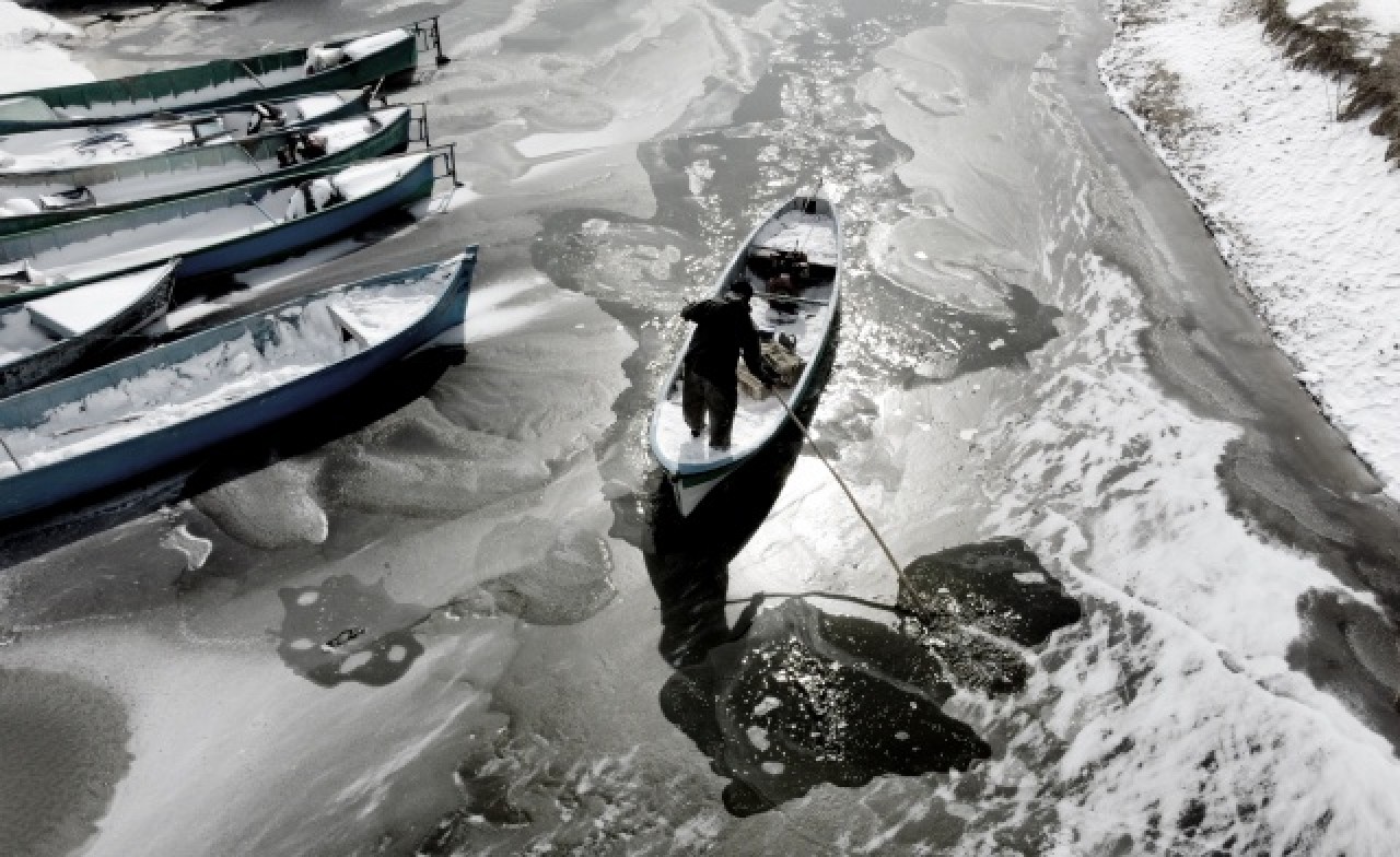 Türkiye'nin en büyük tatlı su gölü buz tuttu 2