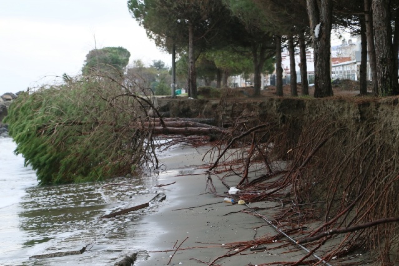 Karadeniz'de 3 metreyi bulan dalgalar tahribata yol açtı 1